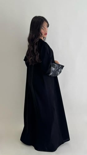 عباية أكمام جاكار ورود أسود