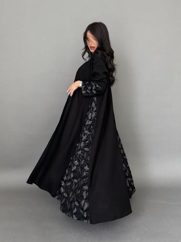 عباية أكمام مطرز أسود و رمادي ( 705 )