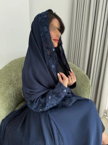 عباية رسمية ورود باللون الأزرق ( 702 )