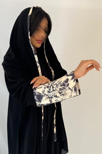 عبايه بأكمام جاكار سكري