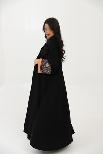 عباية بأكمام منقوشه مبطنه بلون خربزي ( ٧١١ )