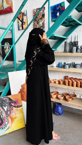 عباية بأكمام تل وورود وردي ( ٧١٢ )