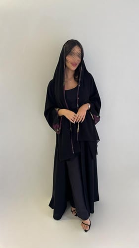 عباية بأكمام ورود عنابي