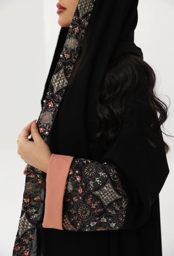 عباية بأكمام منقوشه مبطنه بلون خربزي ( ٧١١ )