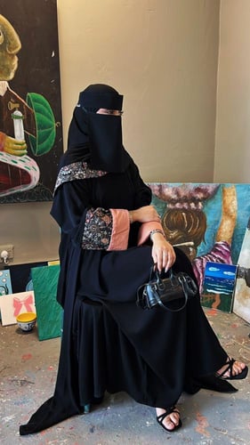 عباية بأكمام منقوشه مبطنه بلون خربزي ( ٧١١ )