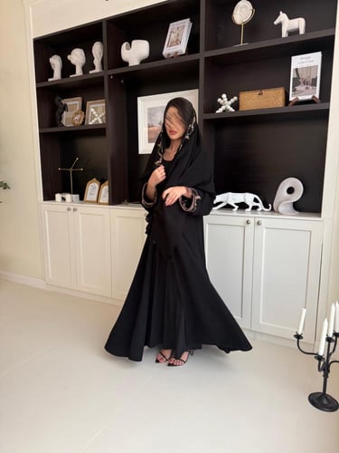 عباية بأكمام تل وورود وردي ( ٧١٢ )