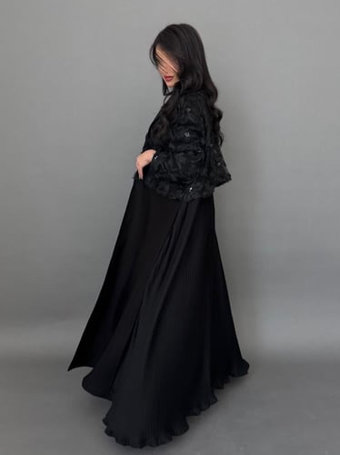 عباية رسمية ورود باللون الأسود ( 701 )