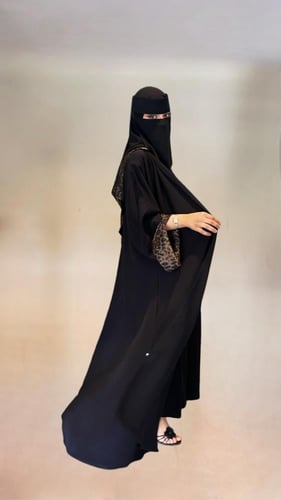 عباية أكمام ساتان تايقر