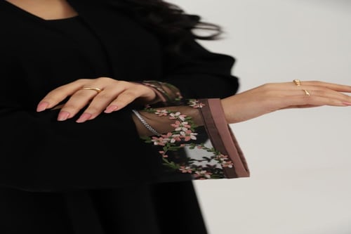 عباية بأكمام تل وورود وردي ( ٧١٢ )