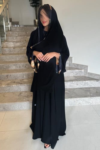 عباية بأكمام ورود كحلي