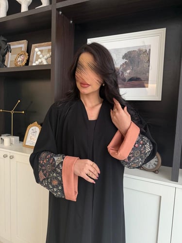 عباية بأكمام منقوشه مبطنه بلون خربزي ( ٧١١ )