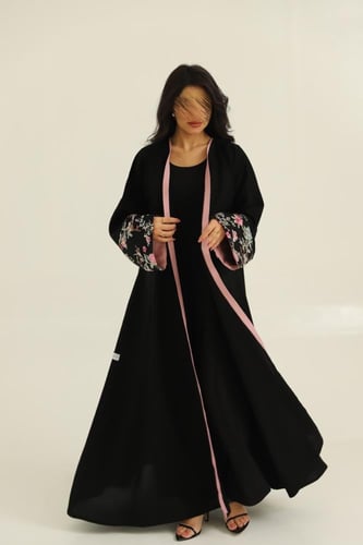 عباية مع تطريز أكمام وردي ( 709 )