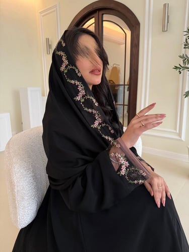 عباية بأكمام تل وورود وردي ( ٧١٢ )