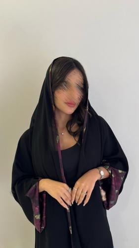 عباية بأكمام ورود عنابي