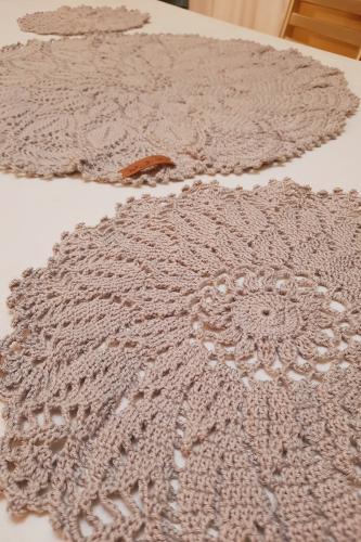 مفرش رمادي دائري