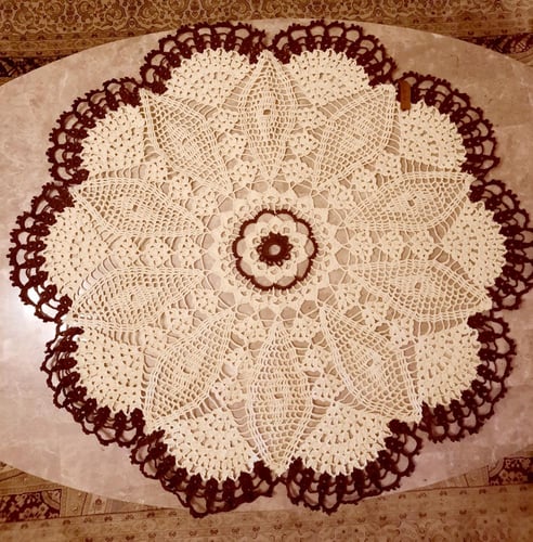 مفرش طاولة بيج و بني