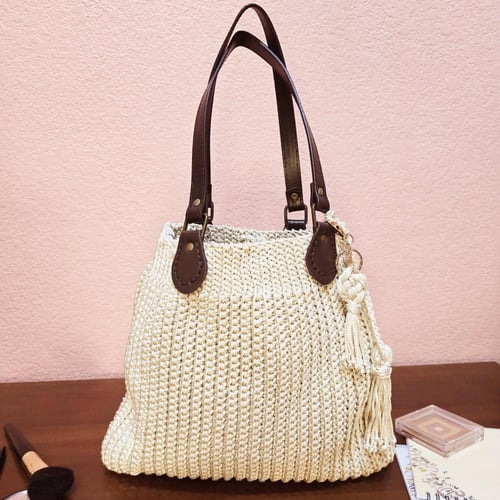 حقيبة يد بلون اللؤلؤ