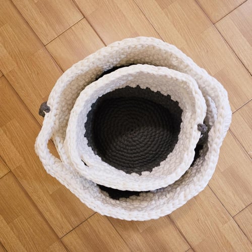 سلال رمادي و ابيض