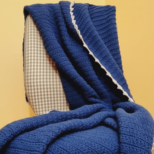 بطانية بلون كحلي