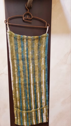 حامل ادوات اخضر