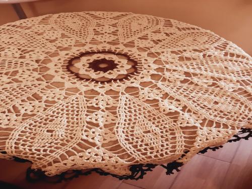 مفرش طاولة بيج و بني