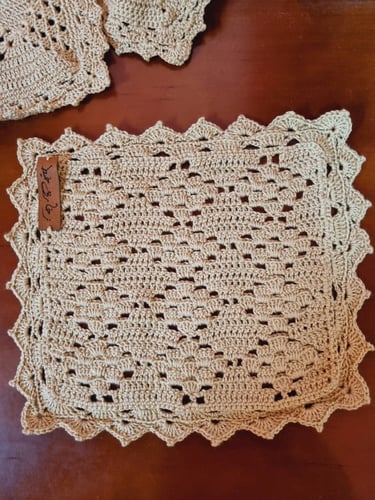 قاعدة اكواب (كوستر) ذهبي