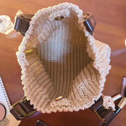 حقيبة يد بلون اللؤلؤ