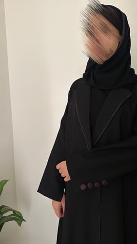 عباية بطرف بنفسجي