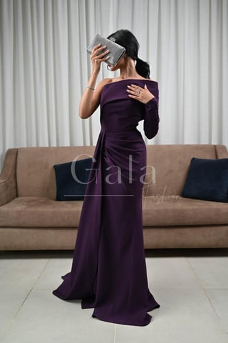 فستان طويل طرزان بذيل