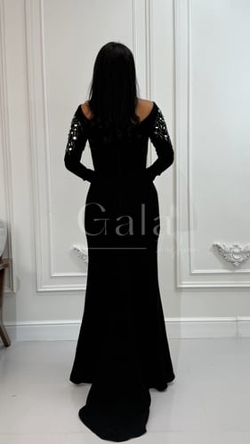 فستان طويل ماسك بذيل