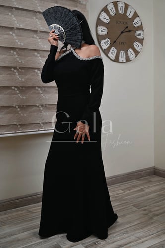 فستان طويل بطوق كريستال