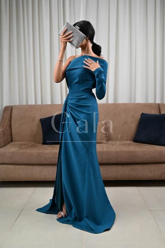 فستان طويل طرزان بذيل