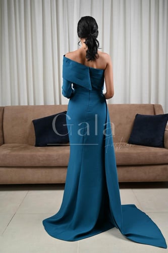 فستان طويل طرزان بذيل