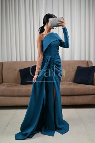 فستان طويل طرزان بذيل