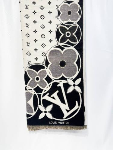 شال لويس فيتون