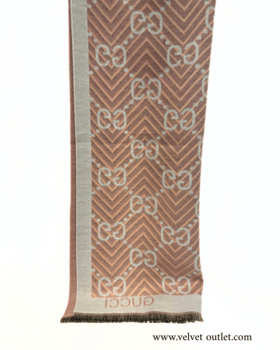 شال قوتشي تو فيس