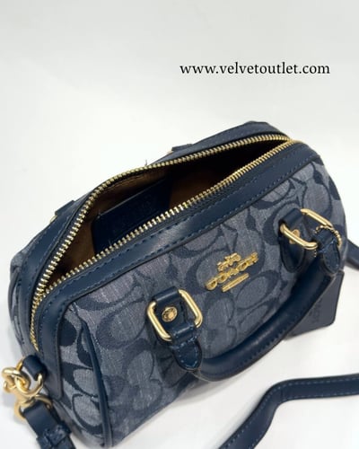 شنطة كوتش أزرق