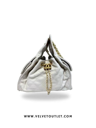 شنطة شانيل وسط