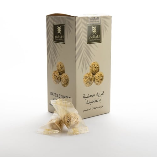 تمرية محشية بالطحينة مزيّنة بحبات السمسم