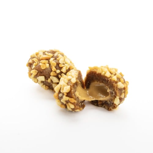 تمرية محشيه بالطحينة مزيّنه باللوز المكرمل