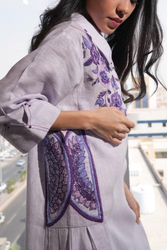 Thobe with leaf patterns and distinctive embroidery on the sides in shades of purple
