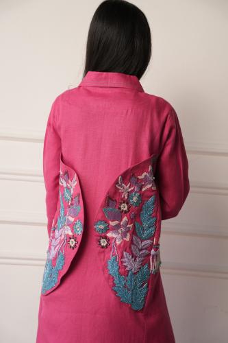 Luxury thobe with hand embroidery and a distinctive design on the back
