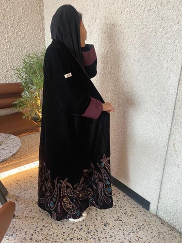 عباية مخمل بتطريز مميز