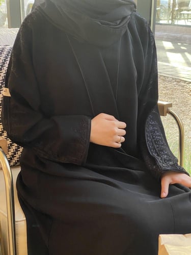 عباية مطرزة