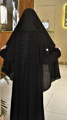 عباية مطرزة