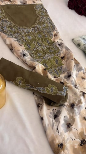 حرير ديجتال اندنوسي مع الشيله مطرز ومرصع بالكرستال