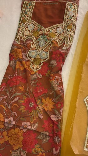 حرير ايطالي موديل التور مع الحزام مطرز ومتروس كرست...