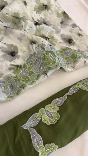 حرير ديجتال اندنوسي مع الشيله مطرز ومرصع بالكرستال