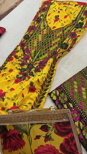 حرير ايطالي مطرز ومتروس كرستال مع الشنطه