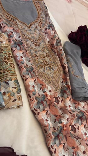حرير ديجتال مطرز ومرصع بالكرستال مع الشيله